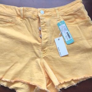 Yellow shorts ☀️
